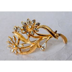 Vintage Gold Rhinestone flower brooch Pin, Gold Tone, Icy Detailed Brooch